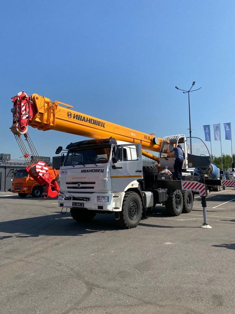 Автокран ИВАНОВЕЦ КС‑55717К‑3 AIR 32 т - максимум мощности на проходимом шасси КАМАЗ 43118