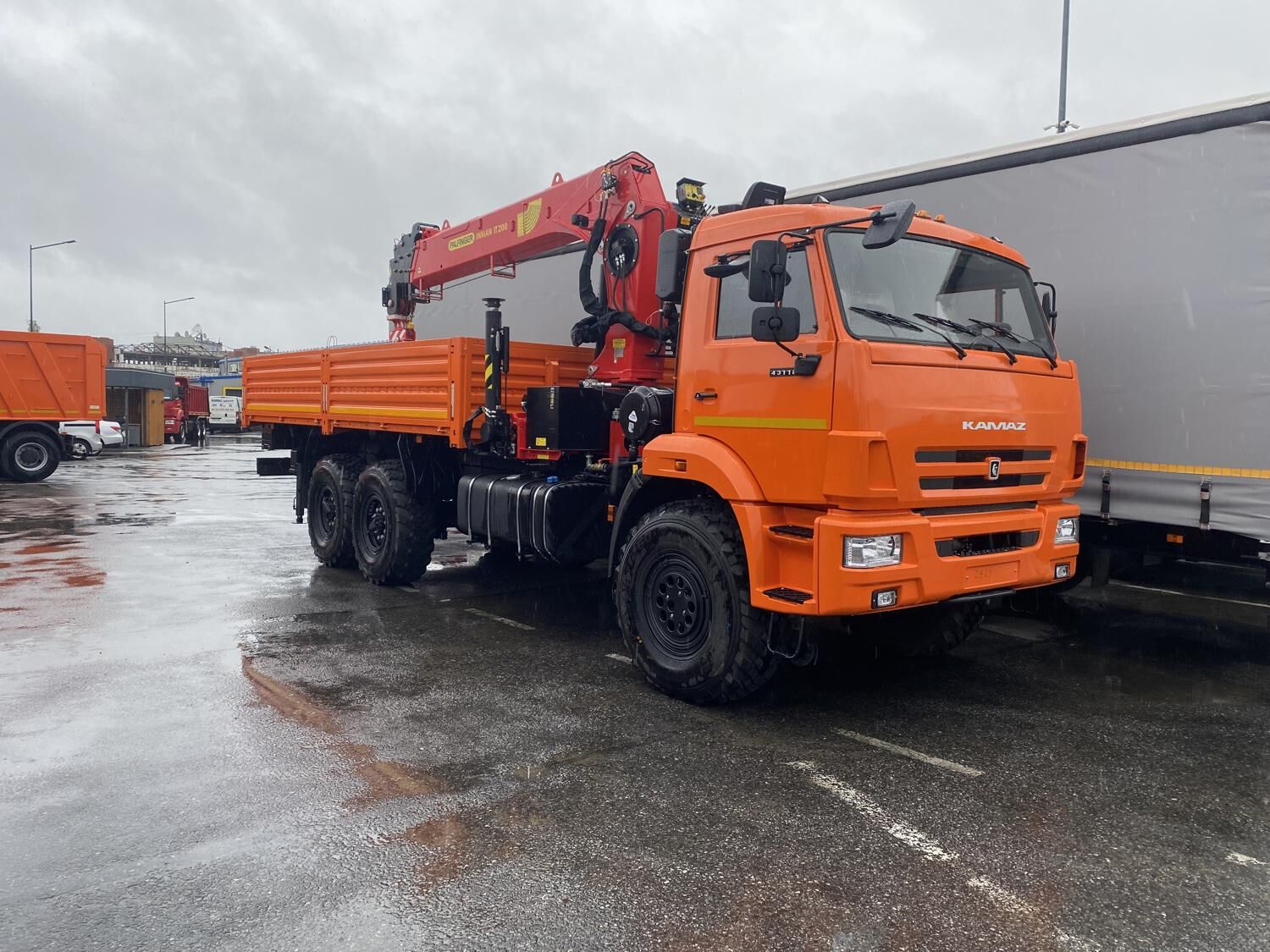 Бортовой КАМАЗ 43118 с КМУ ИНМАН INMAN IT200+БУР 350 мм