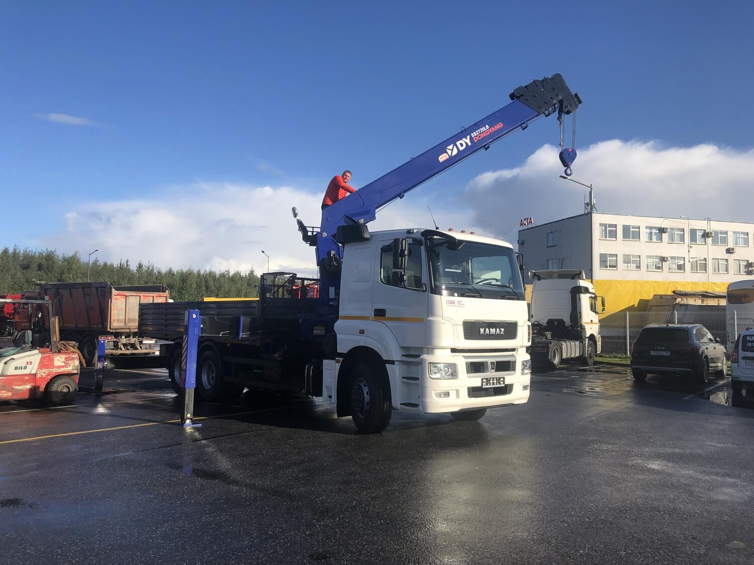 Бортовой КАМАЗ 65207-1002-87 с КМУ DongYang SS2725 LB
