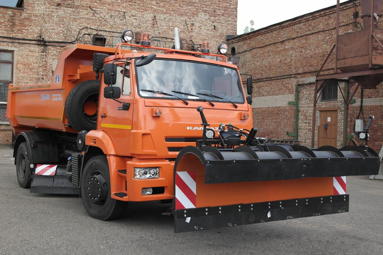 КДМ-650-09-01 на с.53605 (Передний отвал, Средняя щетка)