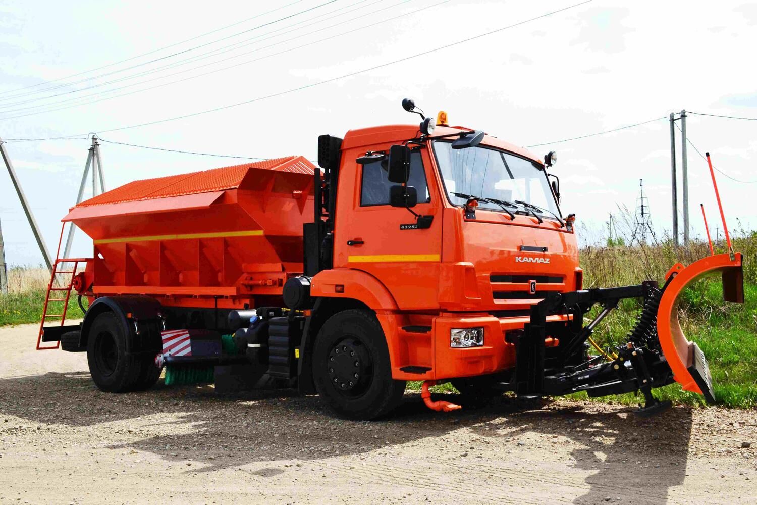 КДМ-7881030 на ш.43253 (ПС сталь 09Г2С, V=5,5 м3, Передний отвал, Средняя щетка)