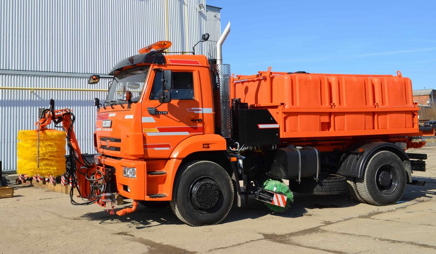 КДМ-7881040 на ш.53605 (ПМ пласт, V=9 м3, Сопла, Средняя щетка, ОМБ)