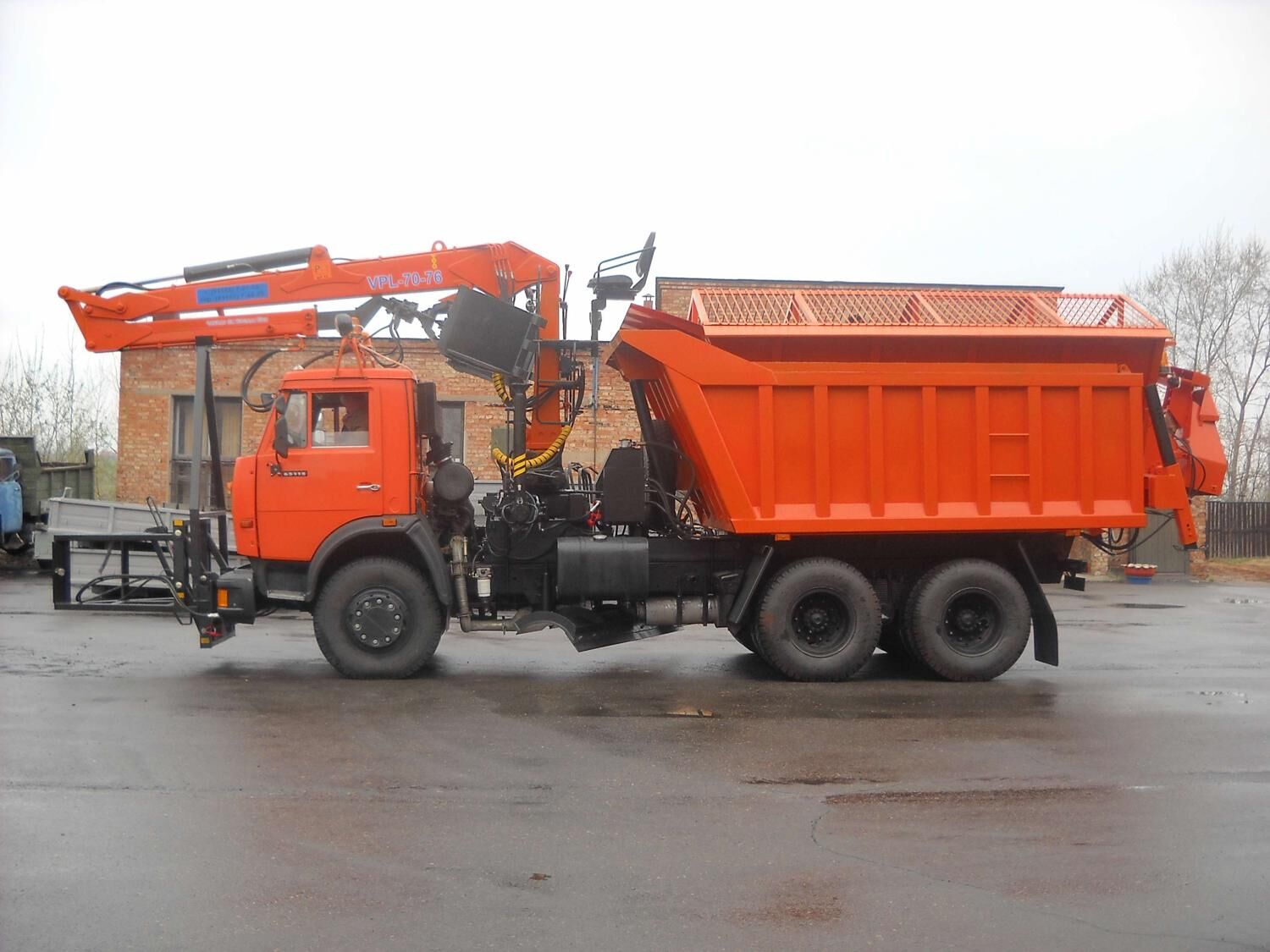 КДМ-650-05 на ш.65115-48 (ГМУ, Самосв. кузов, ПС сталь 09Г2С, V=8 м3, Передний отвал, Средний нож)