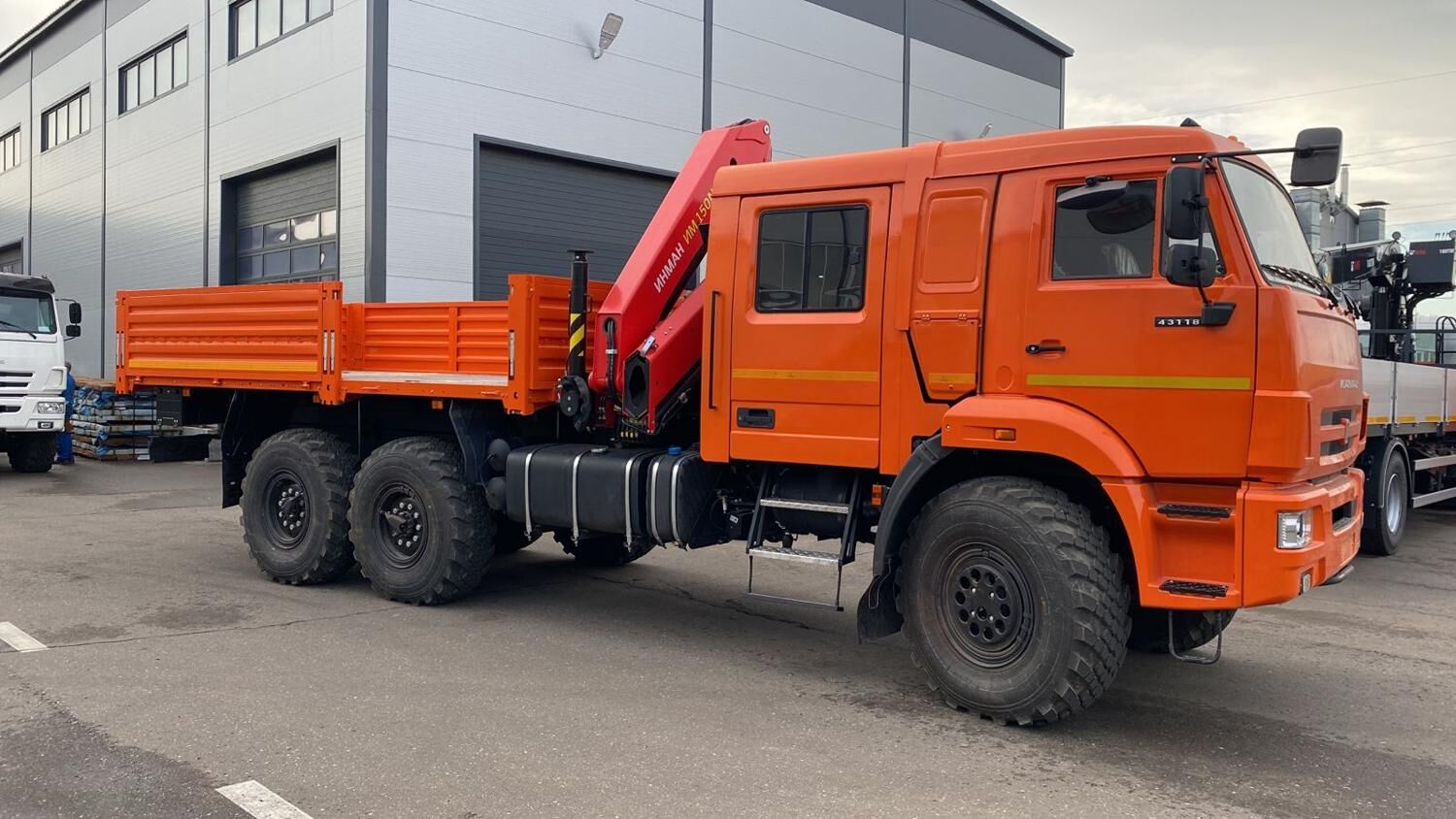 Бортовой КАМАЗ 43118 с кму INMAN IM-150N сдвоенная кабина