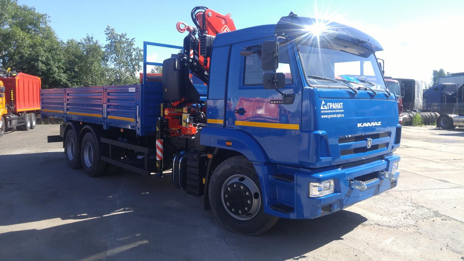 Бортовой КАМАЗ 65117-3010-48 с КМУ Fassi 215A.0.24