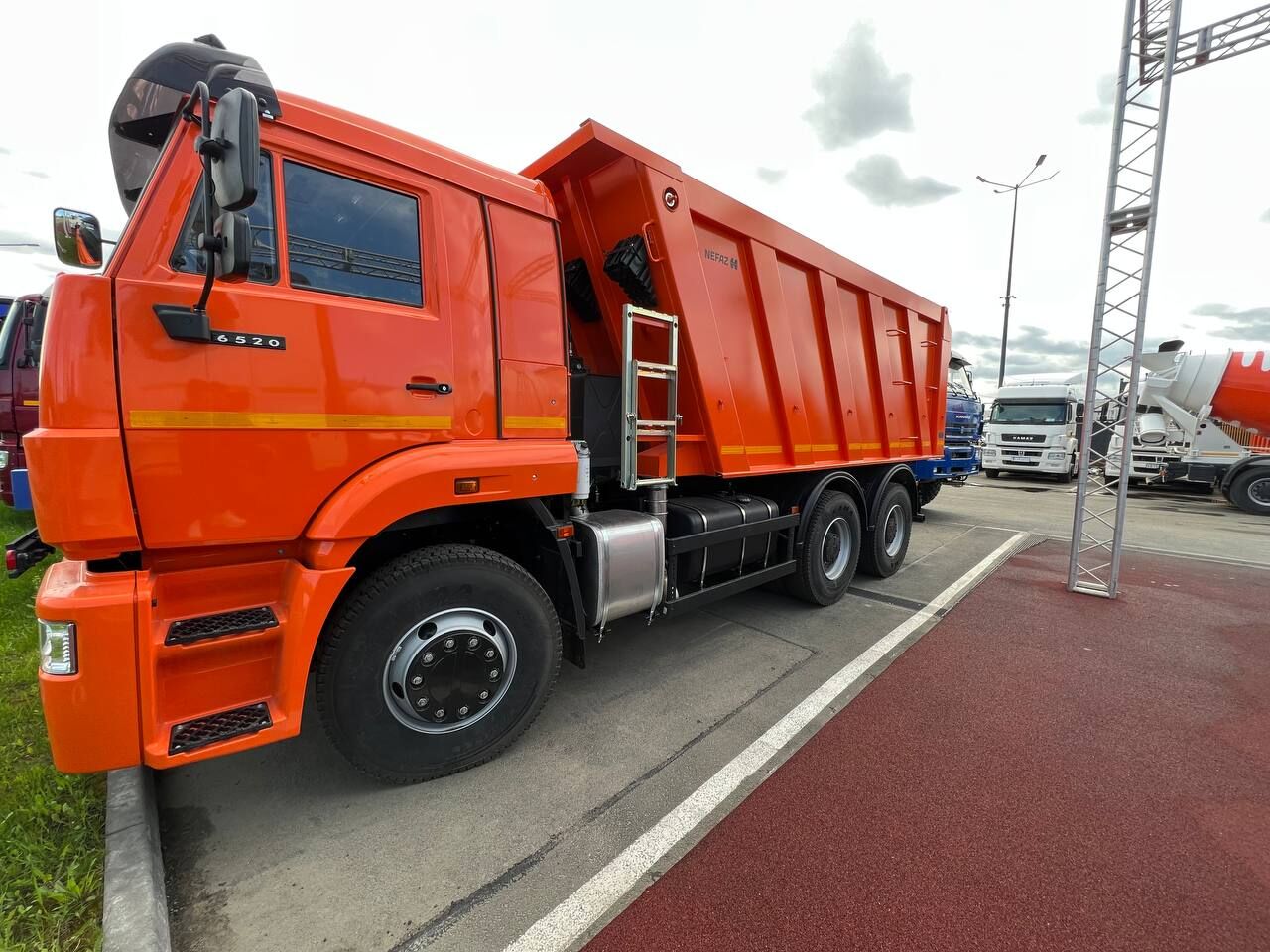 самосвал КАМАЗ 6520-6041-53 с задней разгрузкой