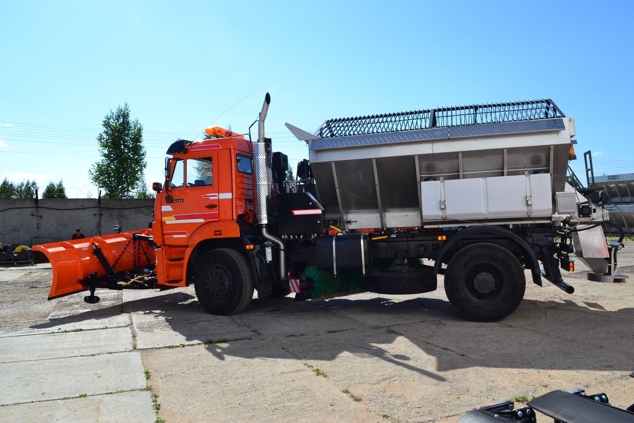 КДМ-7881040 на ш.53605 (ПС нерж, V=5,5 м3, Баки для увлажнения, Передний отвал, Средняя щетка)