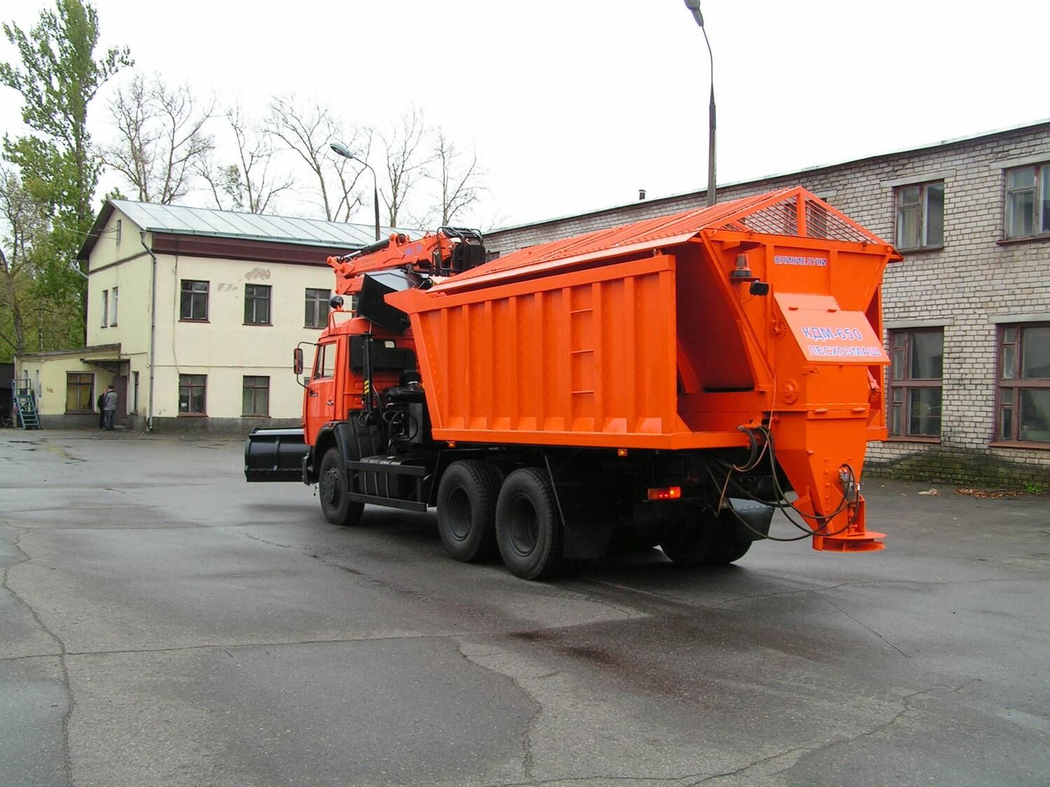 КДМ-650-05 на ш.65115-50 (ГМУ, Самосвальный кузов, ПС сталь 09Г2С, V=8 м3, Боковой отвал)