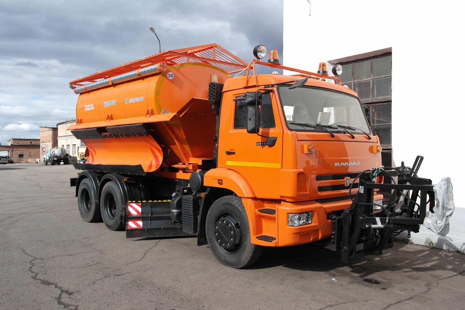 КДМ-650-08 на ш.65115-48 (ПС сталь 09Г2С, V=8 м3, ПМ сталь, V=12 м3, Передний отвал, Средняя щетка)