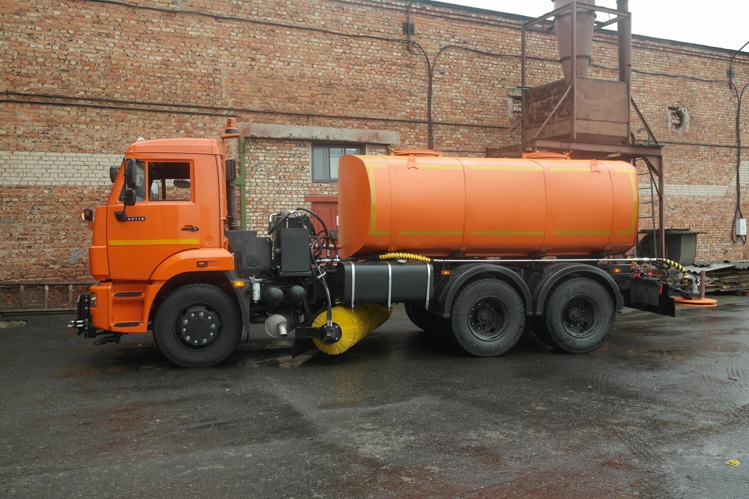 КДМ-650-08 на ш.65115-48 (Цистерна для рассола, сталь 09Г2С, V=12 м3, Диски, Сопла, Средняя щетка)