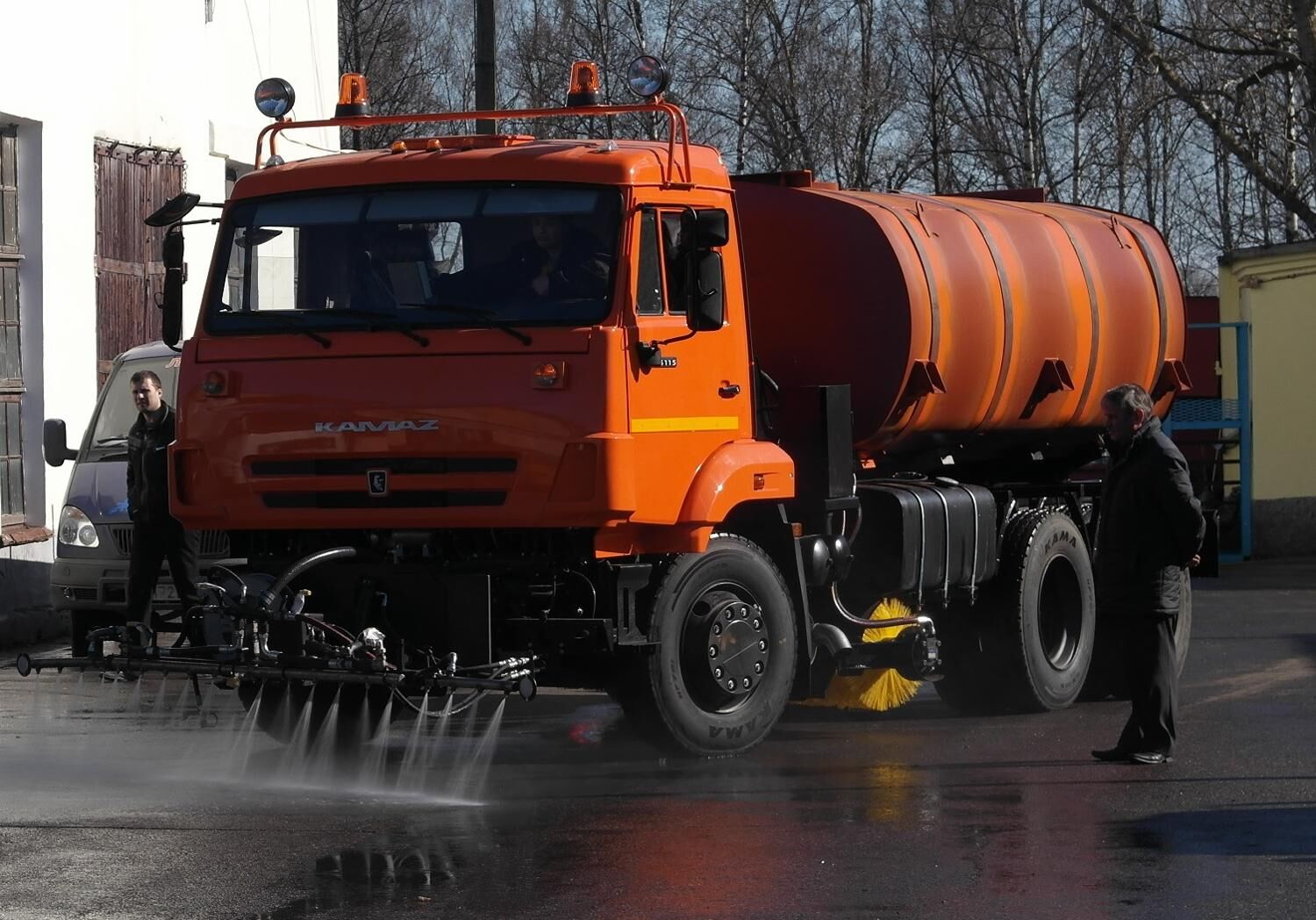 КДМ-650-08 на ш.65115-50 (ПМ сталь 09Г2С, V=12 м3, Передняя высоконапорная рейка, Средняя щетка)