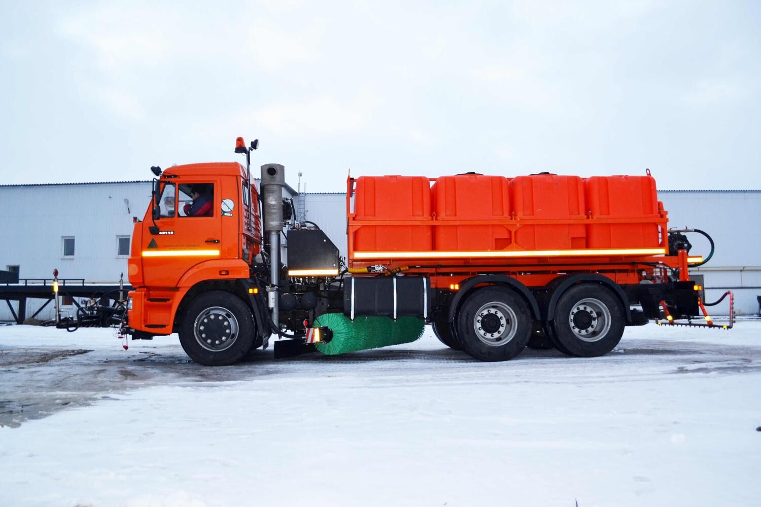КДМ-7881022 на ш.65115-48 (ПМ пласт, V=12 м3, Передняя рейка, Задняя рейка, Средняя щетка)