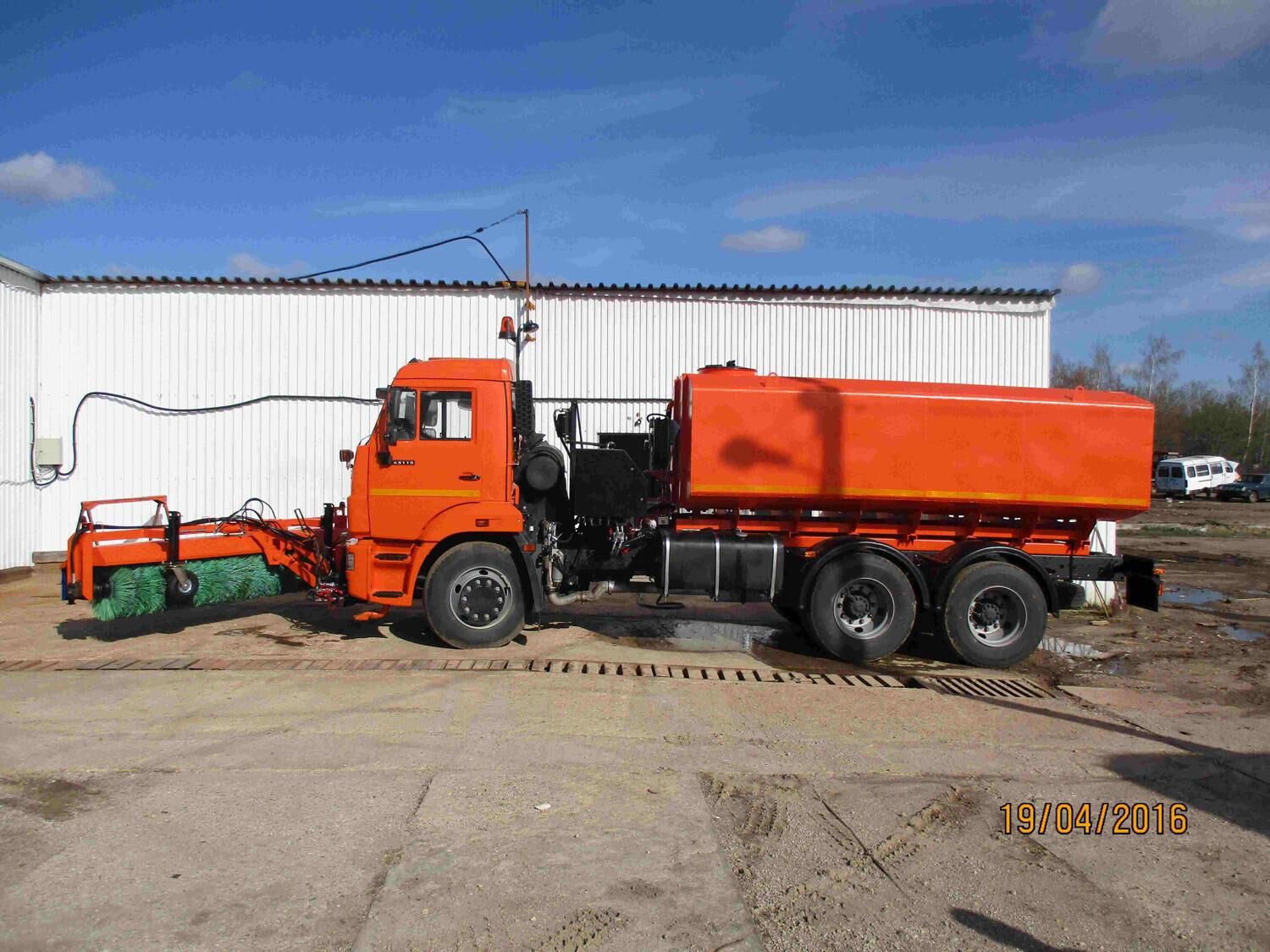 КДМ-7881022 на ш.65115-50 (ПМ сталь 09Г2С, V=12 м3, Сопла, Передняя щетка)