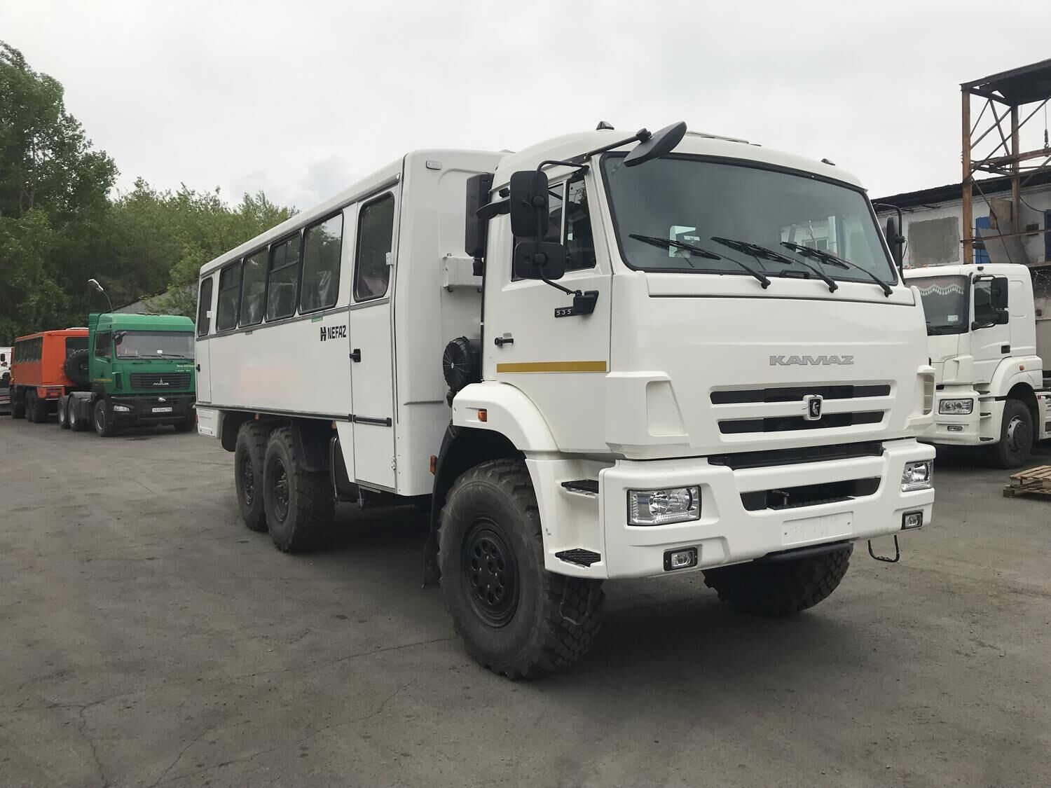 вахтовый автобус НЕФАЗ 4208-66 28+2 места на шасси КАМАЗ-5350