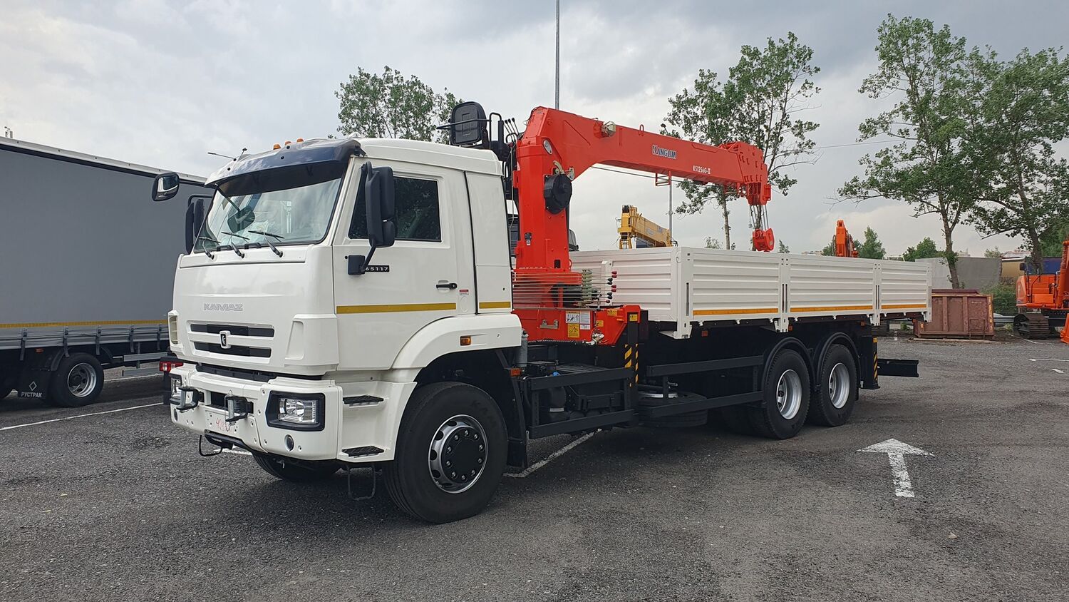 Бортовой КАМАЗ 65117-104020-49 с КМУ Kanglim 1256, задние раздвижные доп.опоры, платформа 6818